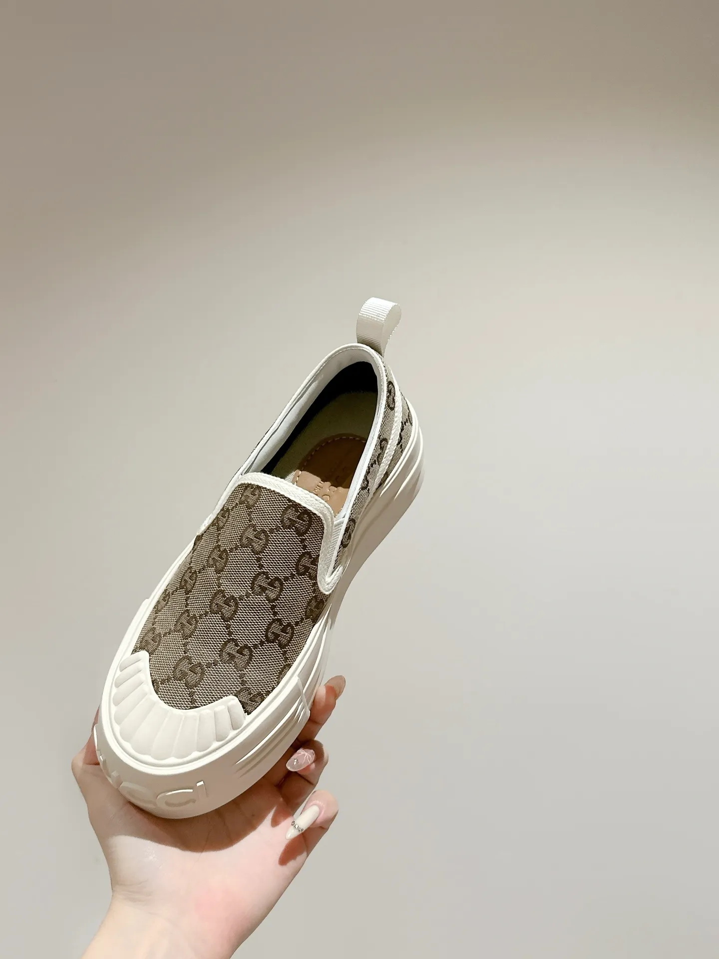 👟👟Ex-factory price 520👟👟 Women's models are new🆕 Arrival Gucci tennis 1977 classic Loft series canvas shoes... 2025 hot recommended model, G+1977×Disney cooperation series... GG canvas is made of finished products and incorporates brand elements. The retro style is rich, the classics and feelings are perfect for recall! Each color fabric developed by the original version is customized by the original version, and we pursue the ultimate in large-scale products! Market-level top version ⚠ Fabric: Customized GG cloth electric embroidery/5D washed distressed canvas Lining: Customized terry cloth lining (the feet are fitted and cannot be disassembled) Outsole: Original molded TPU two-color outsole Size: 35-40 (41 customized)